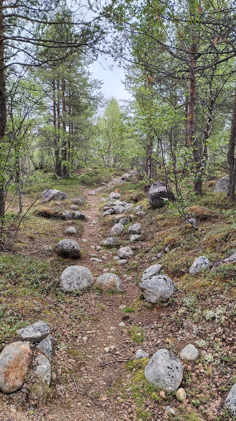 Были с Алексеем. Погода была не очень, мокро и местами грязно, Алексей заботливо предложил нам обувь.