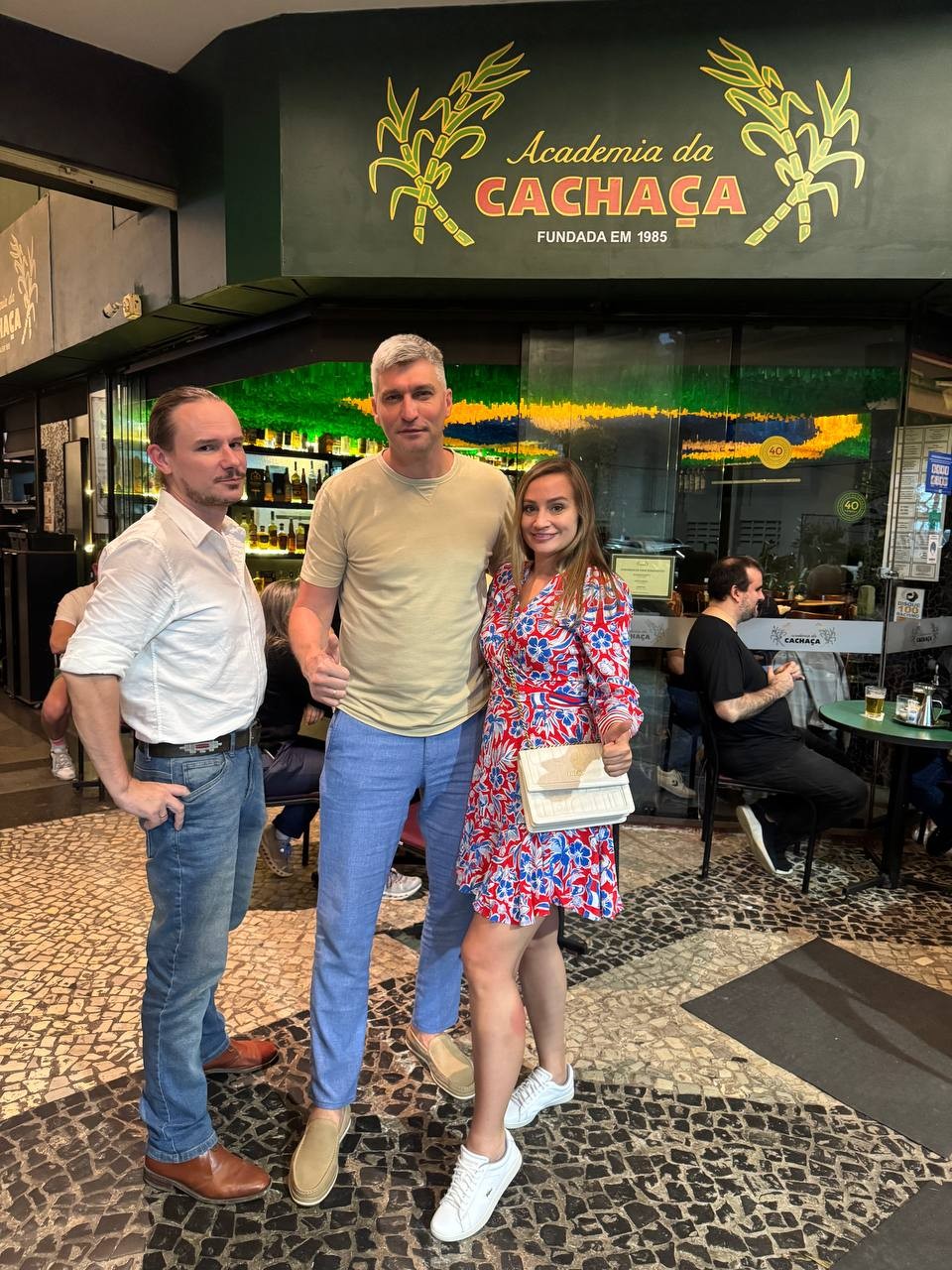 Рио - это город, где ночная жизнь похожа на карнавал… Поэтому решили ее изучить с помощью