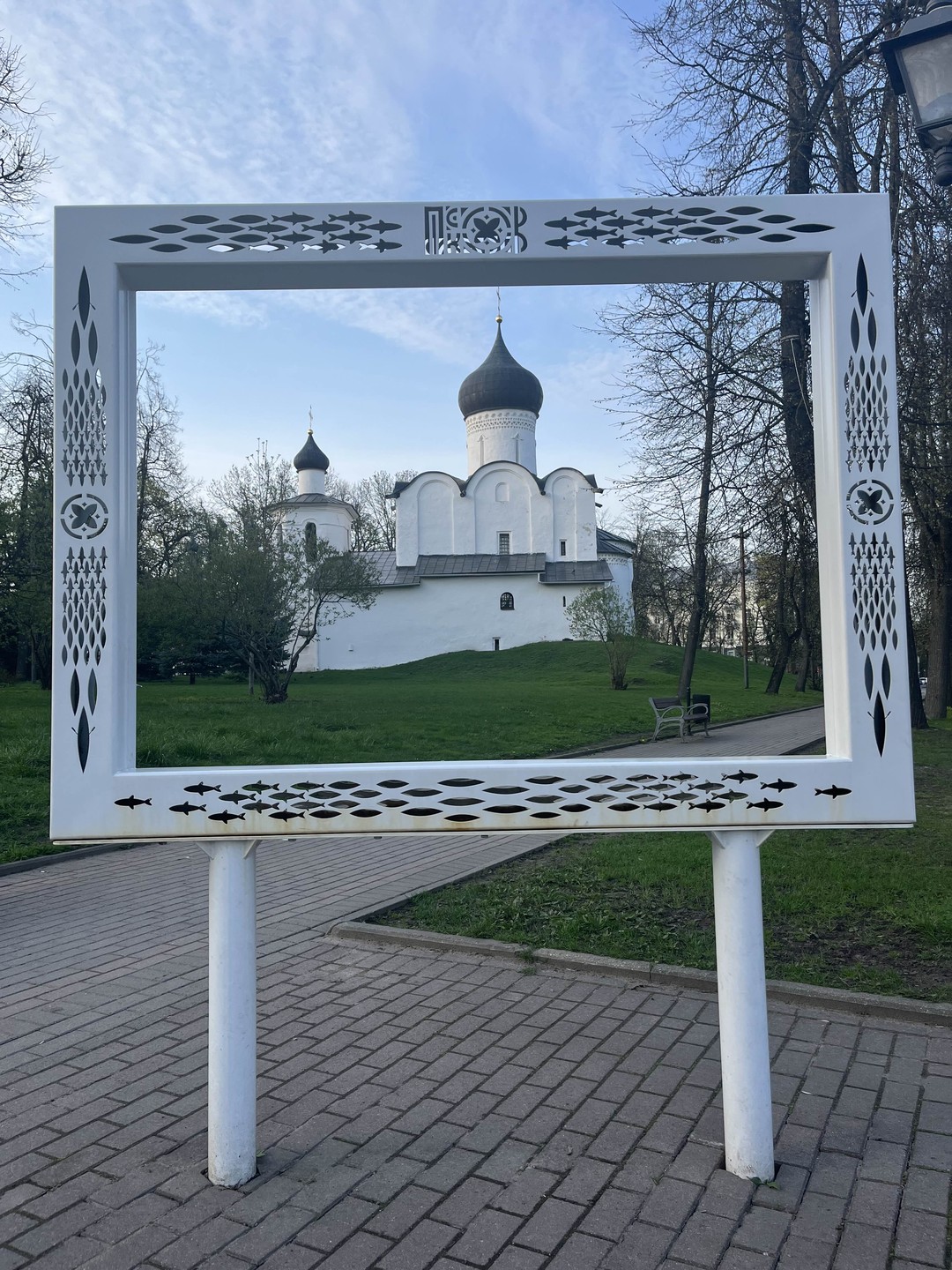 Как здорово, что мы в первый день нашего посещения Пскова встретились с Денисом, который провез нас