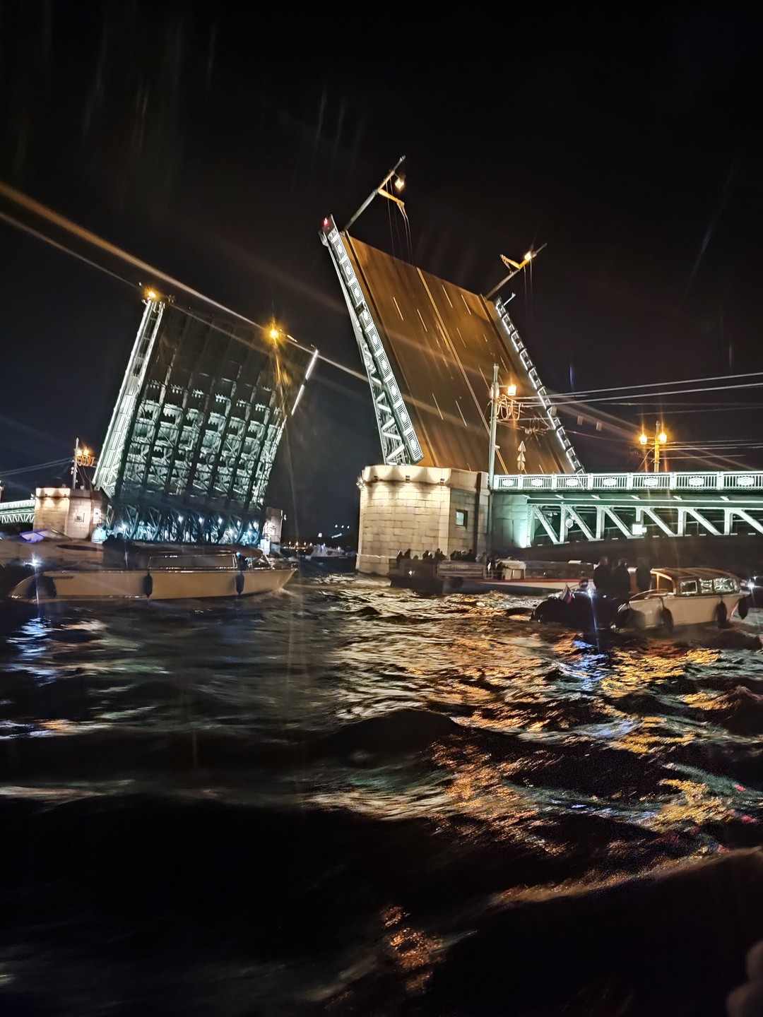 Вечерний Питер очень красив, особенно с воды!!! Незабываемая романическая прогулка получилась. С погодой нам повезло) И
