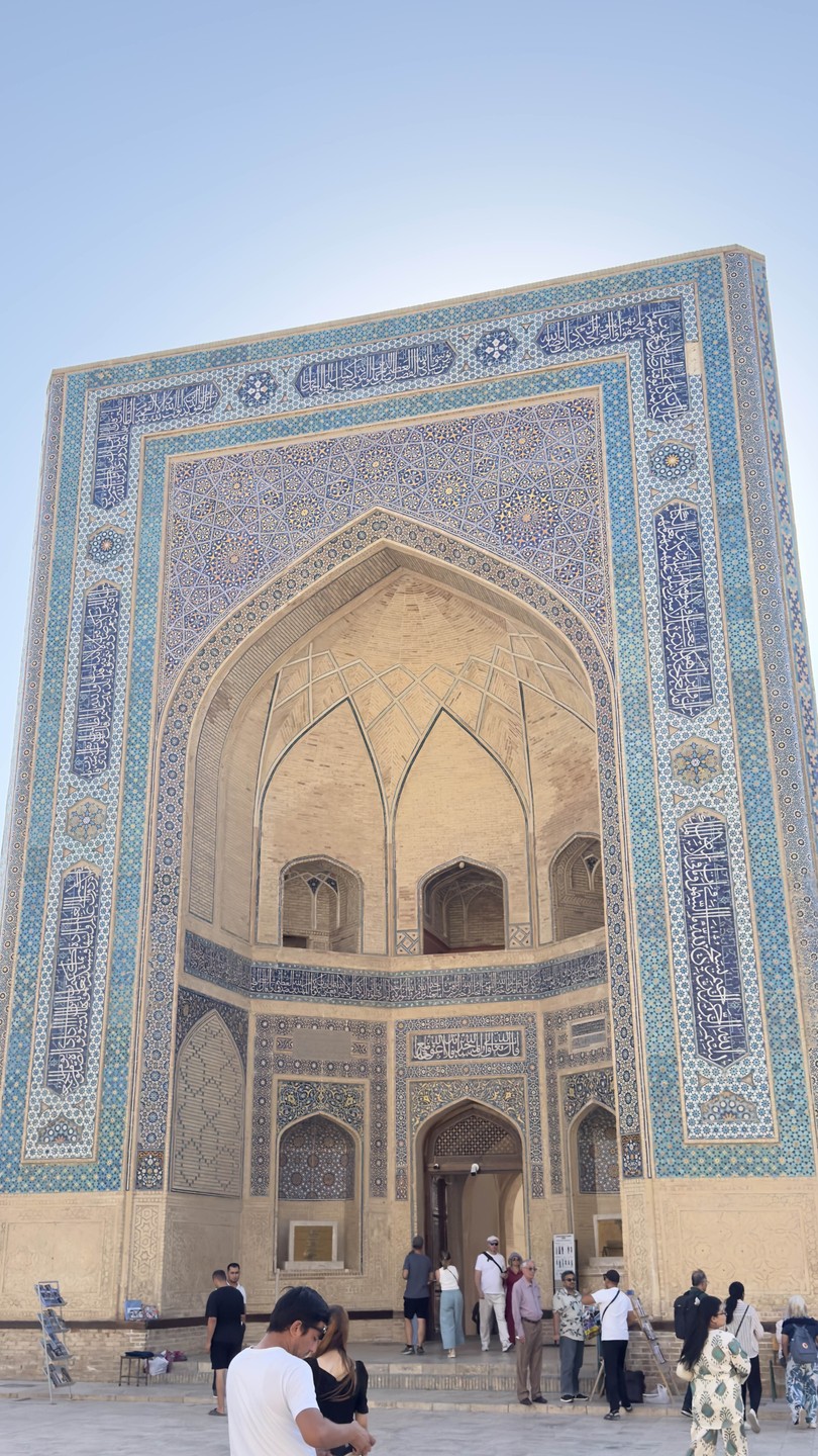 Гид Ислам нам очень понравился. Пунктуальный, внимательный и приятный в общении. Отлично знает то, о чём