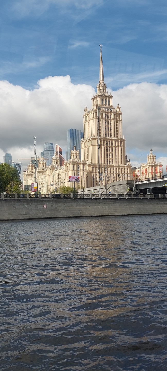 Ольга великолепный рассказчик. Путешествие на электросклне под ее расскащ прошло очень интересно и познавательно. Были озвучены