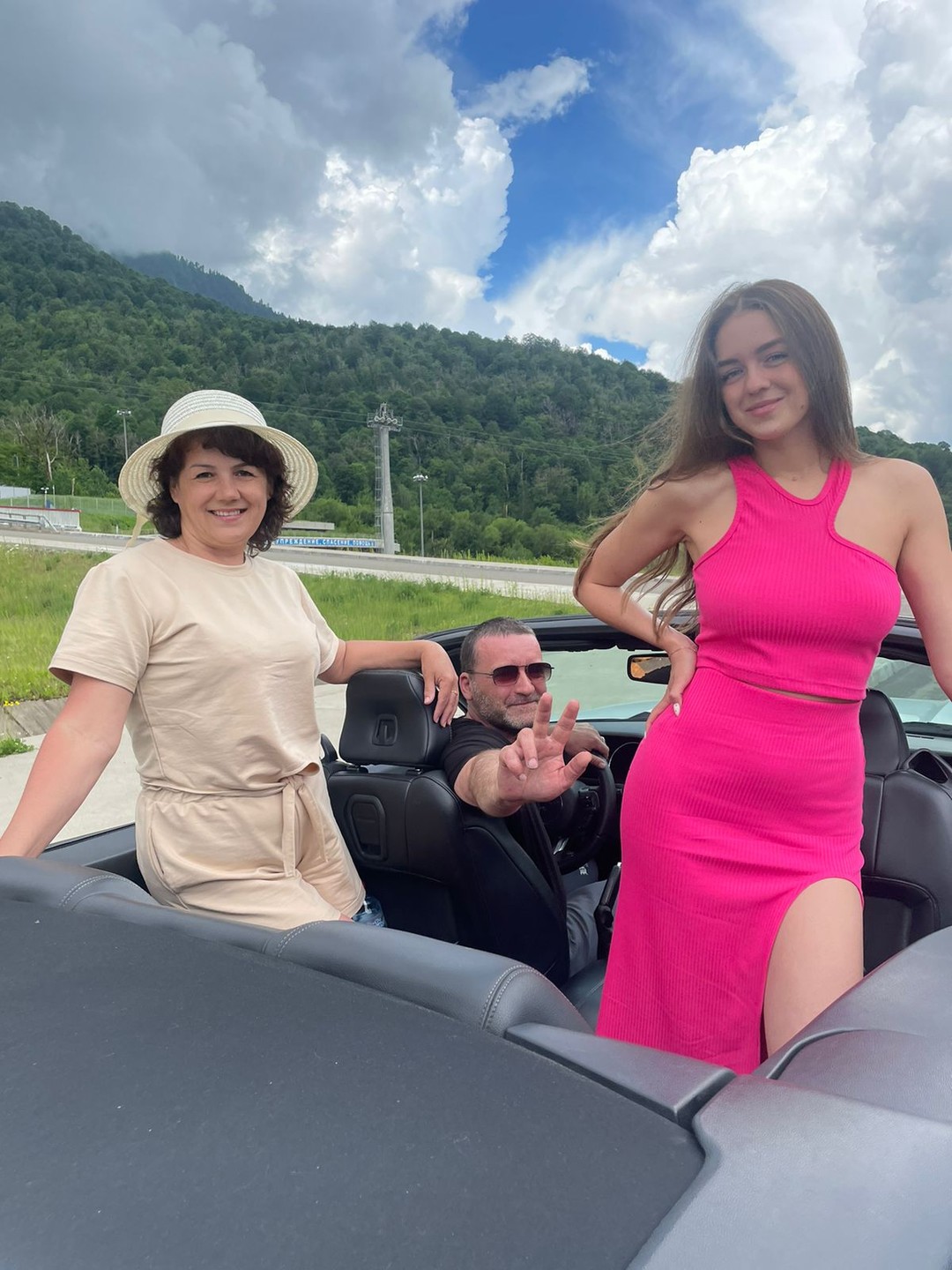 Всем добрый день. С Александром ездили на Роза Хутор. Очень понравилось. Отличная экскурсия. Александр знает когда