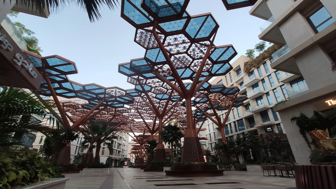 У нашей группы (20+ человек) была длительная ночная пересадка в Дохе. Искали разные варианты. Уже стало