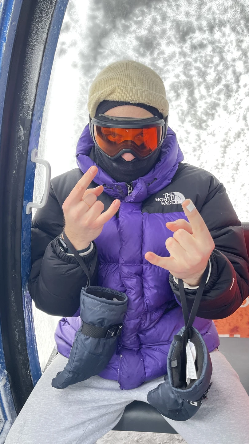 Очень хороший водитель Владимир, ездили с женой в Мурманск, превосходно доехали до Хибин, покатались на лыжах