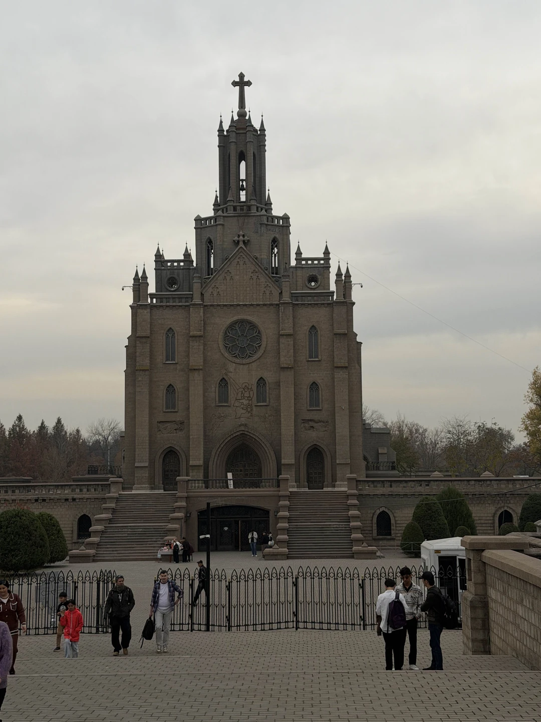 Посетили Ташкент в прекрасное время года -в ноябре, нашим гидом был Абдулла. Отличный рассказчик, прекрасное знание