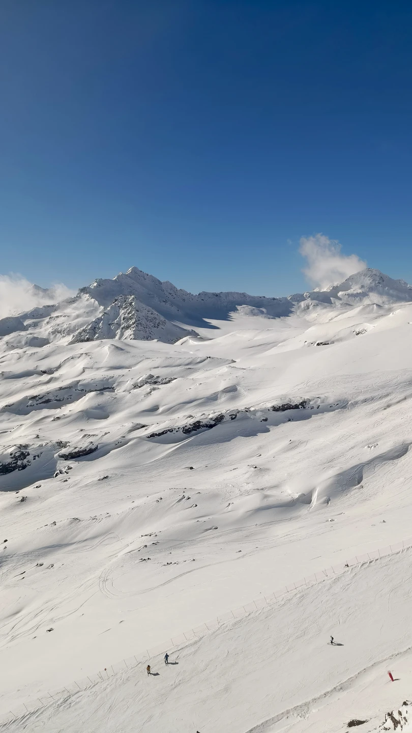 Нашим гидом был Владимир. Заехал за нами к гостинице на комфортабельном минивене. По пути забрали еще