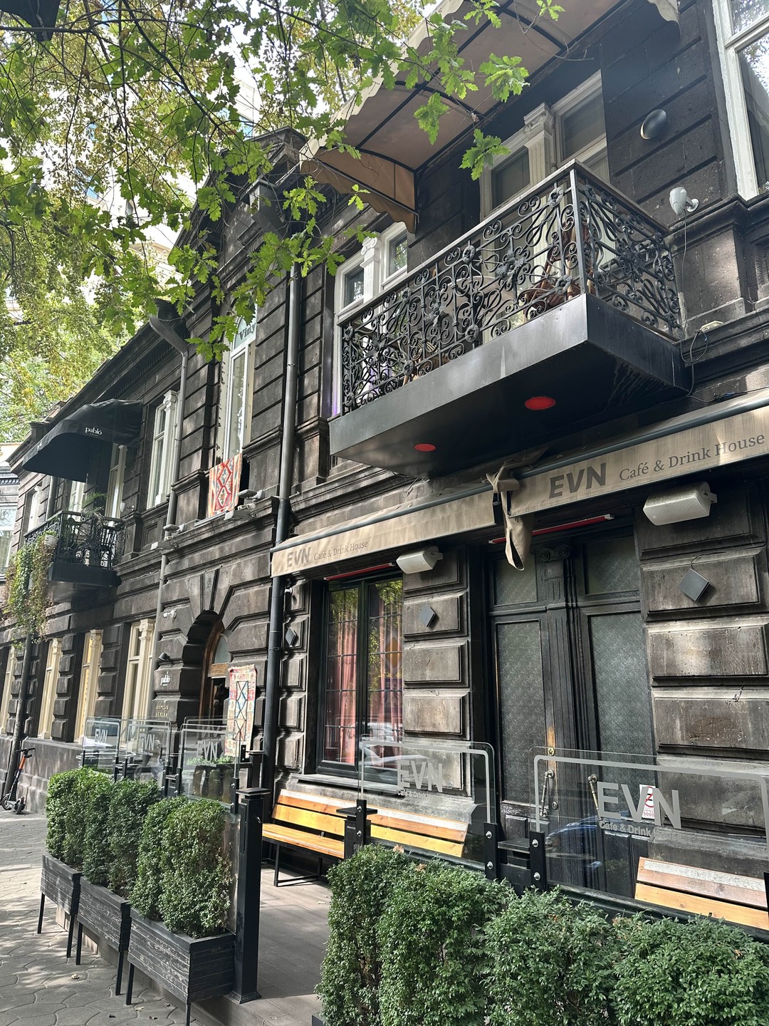 Я была первым и единственным посетителем экскурсии у Давида 27.09.24. Об этом узнала в конце, и