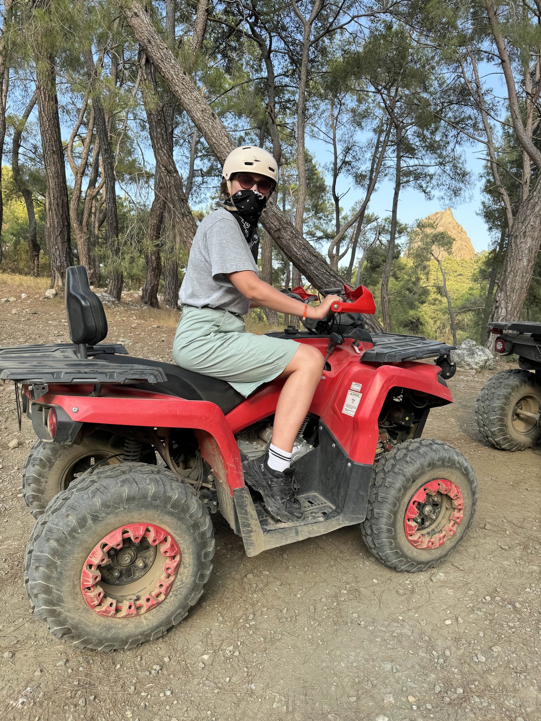 Ездила с ребенком 13 лет. Супер быстро не гоняли конечно, но кочки камушки, корни деревьев и