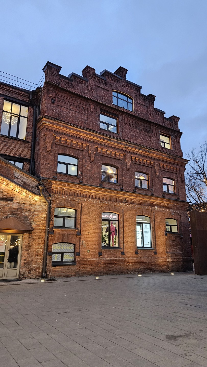 Познавательная экскурсия вдали от центра по бывшим рабочим окраинам города. Анна рассказывает бодро и интересно историю