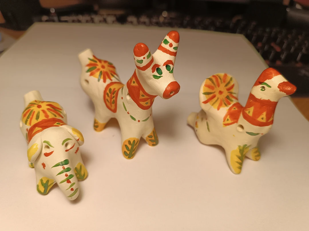 Посетили мастер-класс по росписи филимоновской игрушки всей семьёй- двое взрослых и ребёнок 9 лет