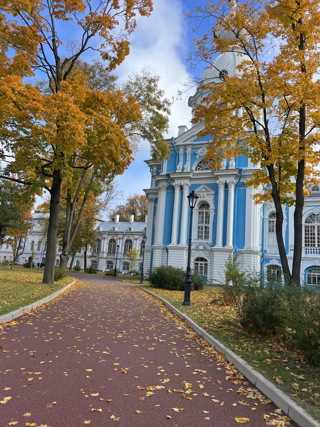 Смольный за 300 лет: от Смольного двора до убийства Кирова (Ольга)