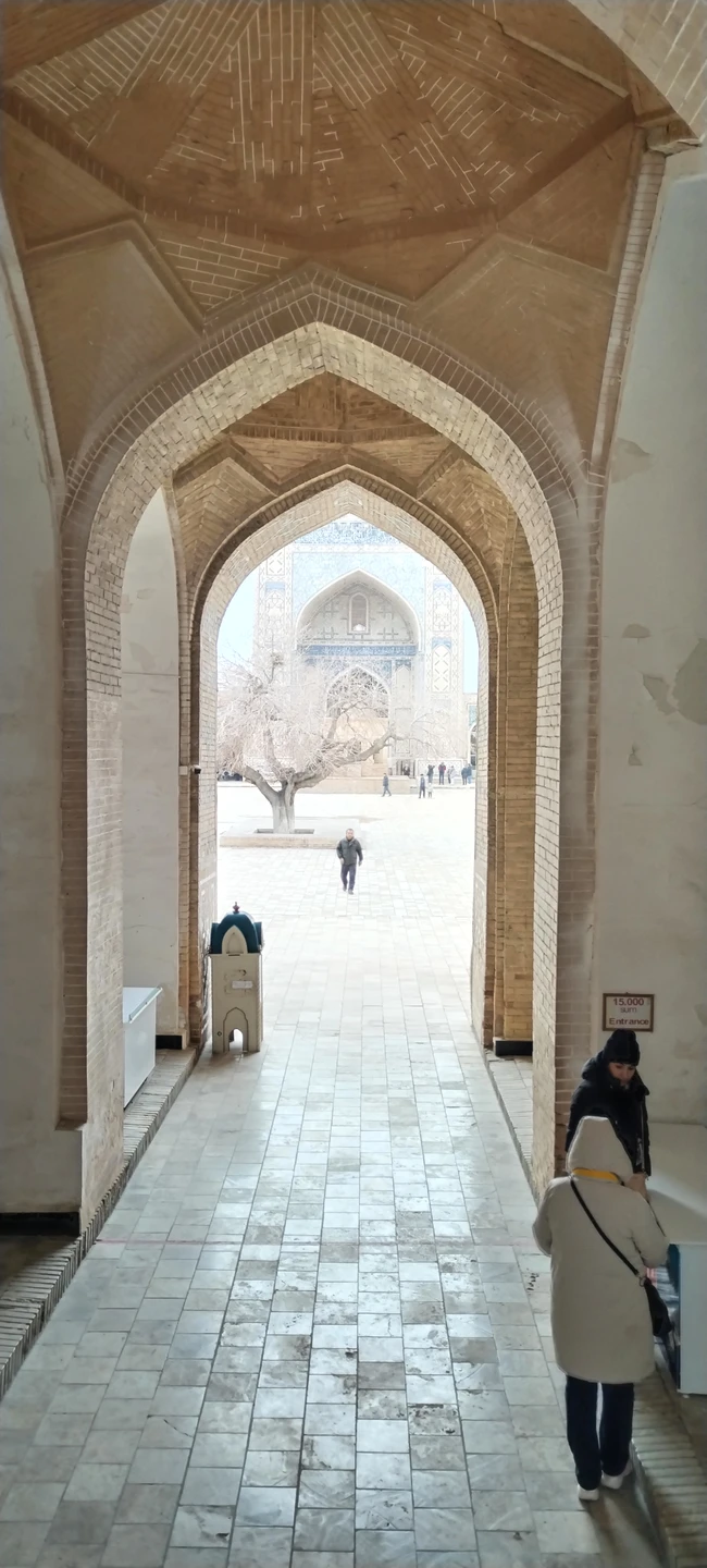 Спасибо большое Наргизе, что познакомила нас с традициями тогда и сейчас, рассказала и показала интересные уголки в древнем ансамбле Бухары