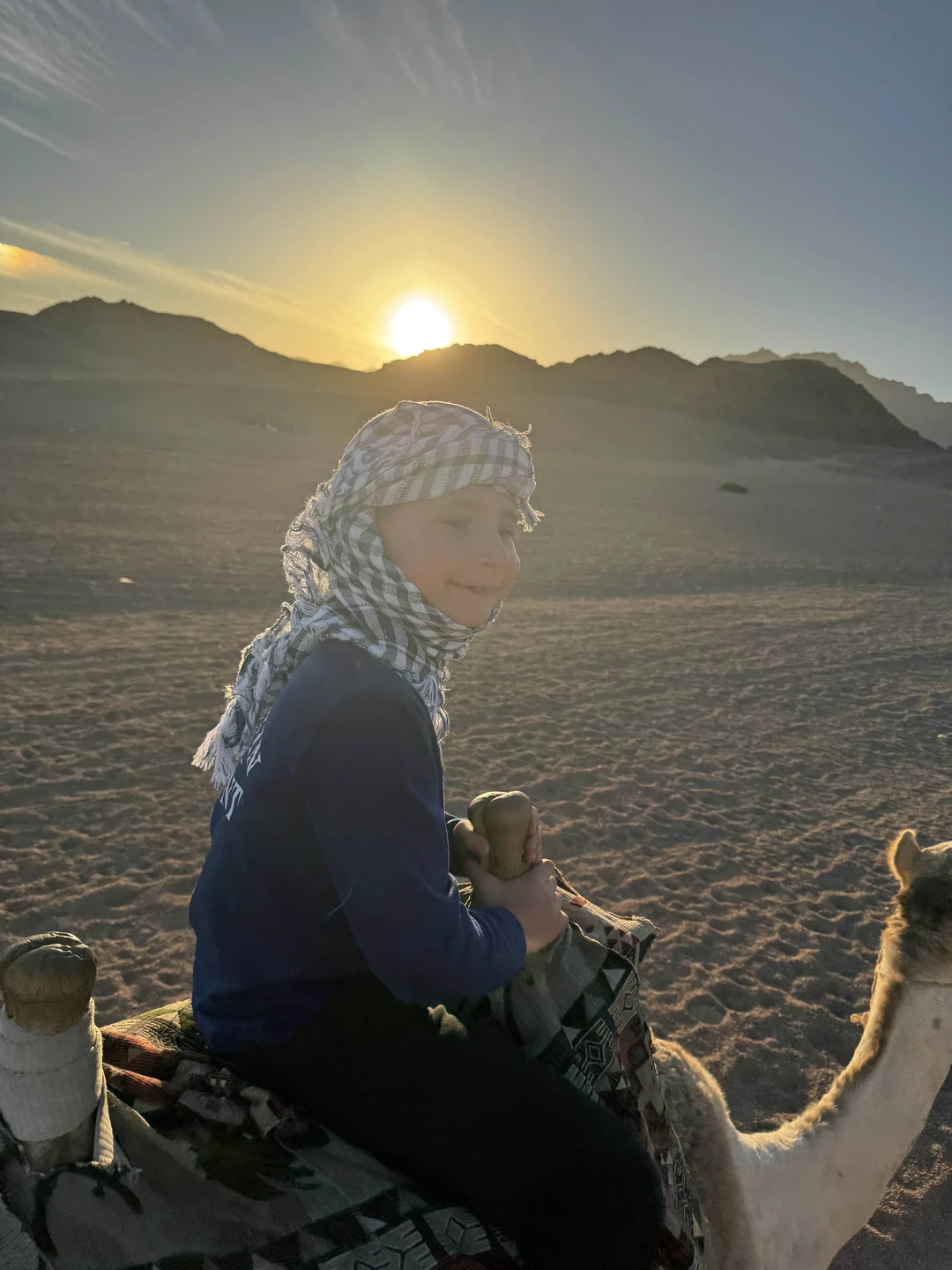 Отличная экскурсия! Мы были втроём, никого вокруг, никаких квадроциклов и багги, никакой пыли. Для нас изменили