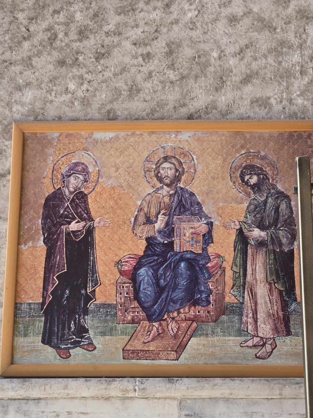 Абдурахим очень приветливый и добрый гид, смешно шутит очень интересно рассказывает. Отвечает на все вопросы, старается