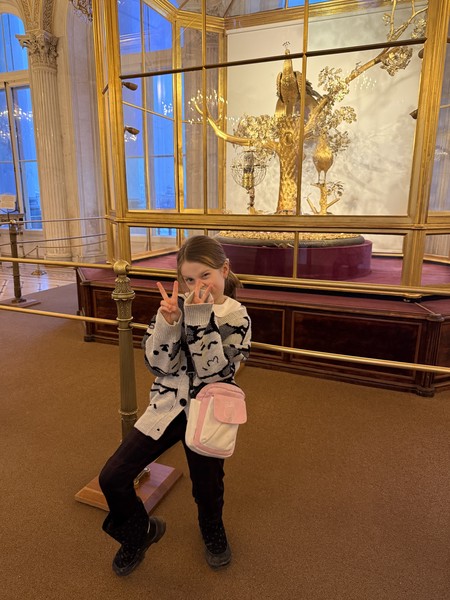 Квест-экскурсия понравилась,очень даже интересная. Гуляли с дочкой 7 лет около 3 часов. Но не только по