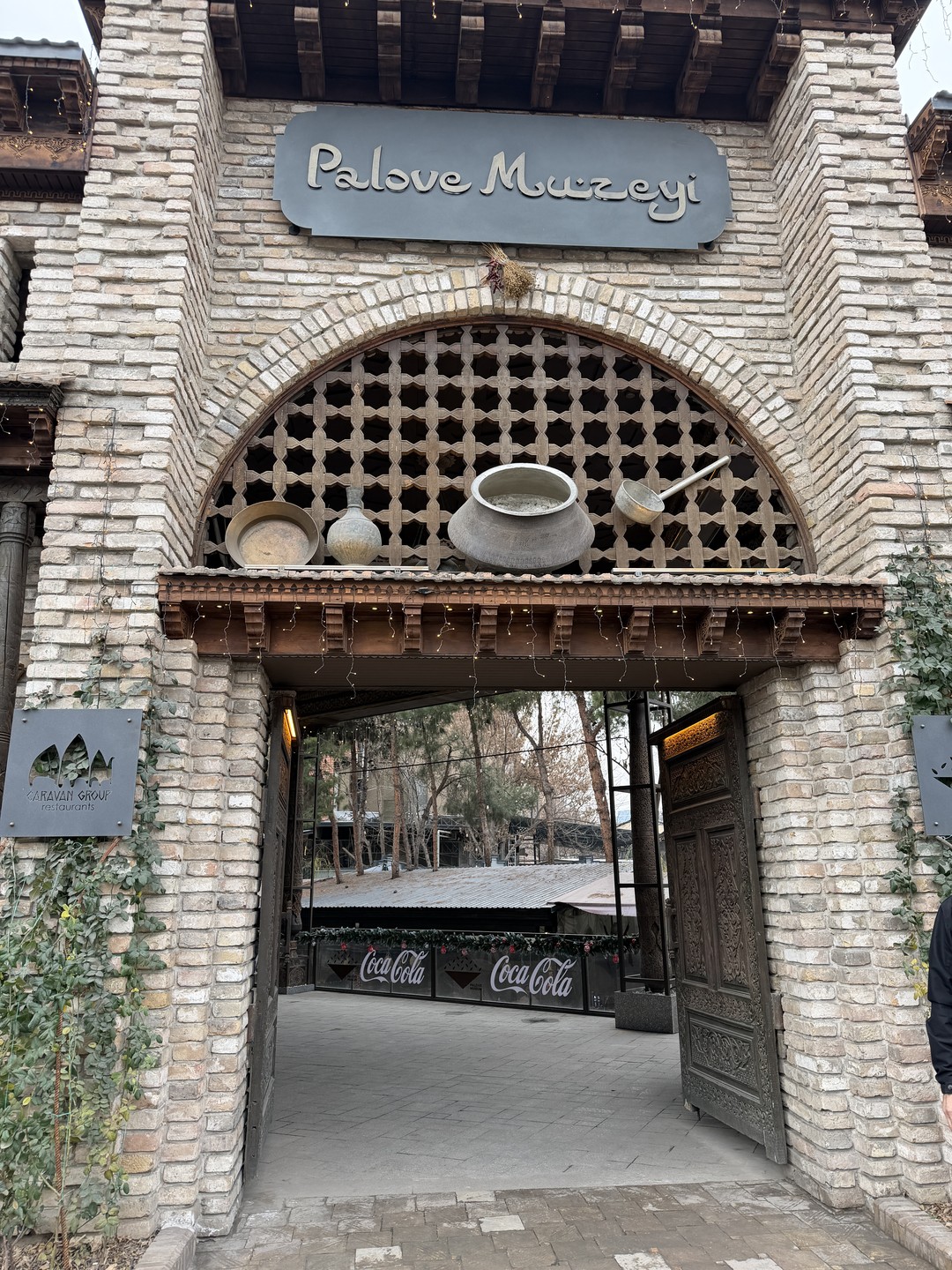 Вначале поменяли маршрут экскурсии,добавили базар Чорсу. Очень понравилось дополнение,рекомендую