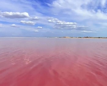 Розовое озеро и радужные горы