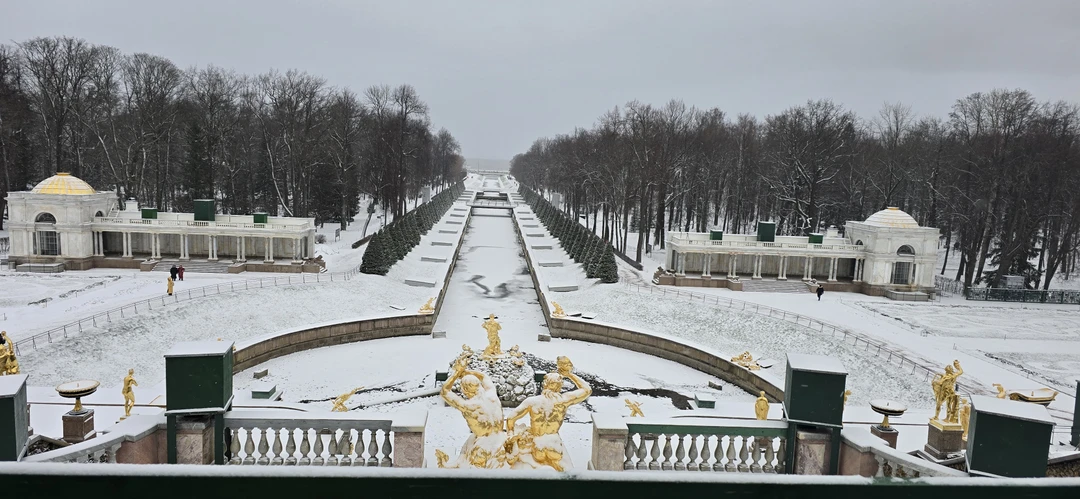 Это было наше первое посещение Санкт Петербурга и начали мы его с изучения Петергофа. Даже в