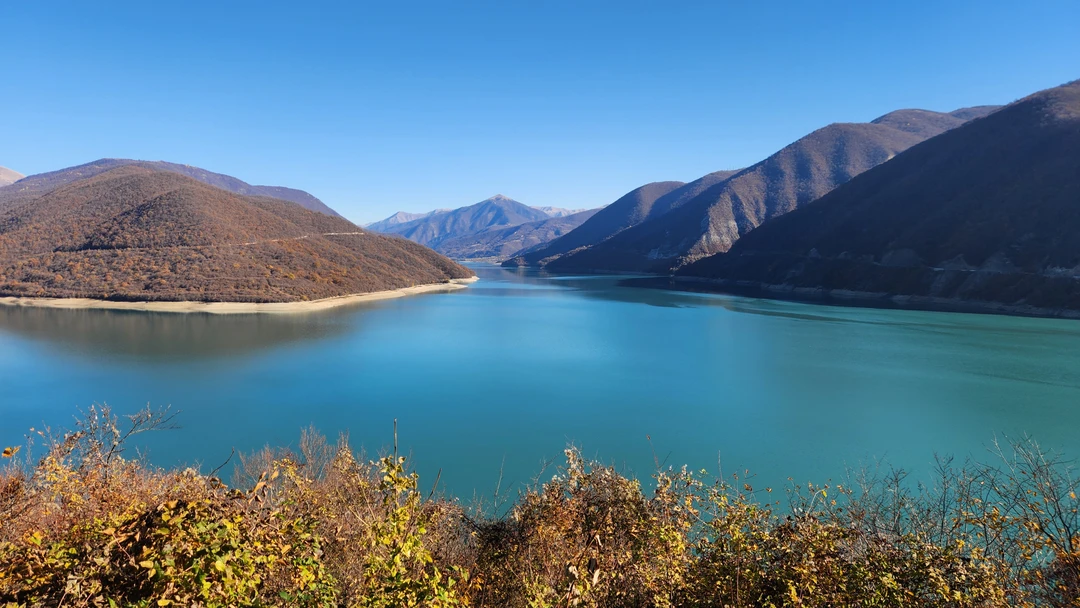 Можно бронировать. Моника была на связи. Помогла занять первый ряд в экскурсионном автобусе. Мы взили еще
