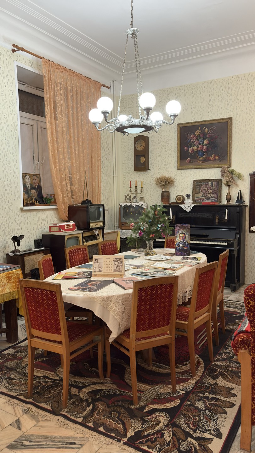 Потрясающая экскурсия особенно в прохладное время года! Большую часть экскурсии мы провели в музее быта советских