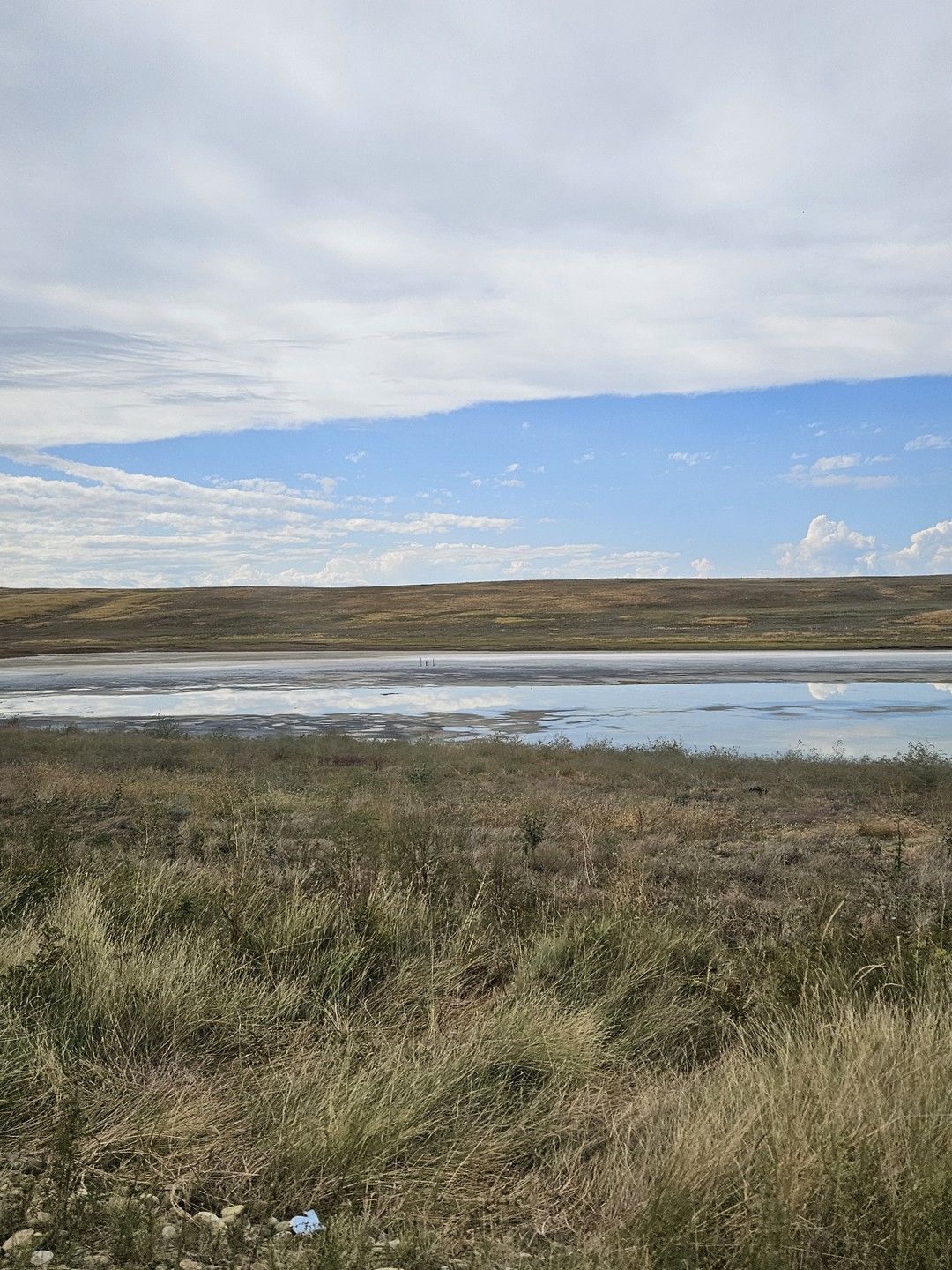 Большая,часть экскурсии - это дорога. Водитель, он же гид. Озеро, указанное в маршруте, не стоит внимания.