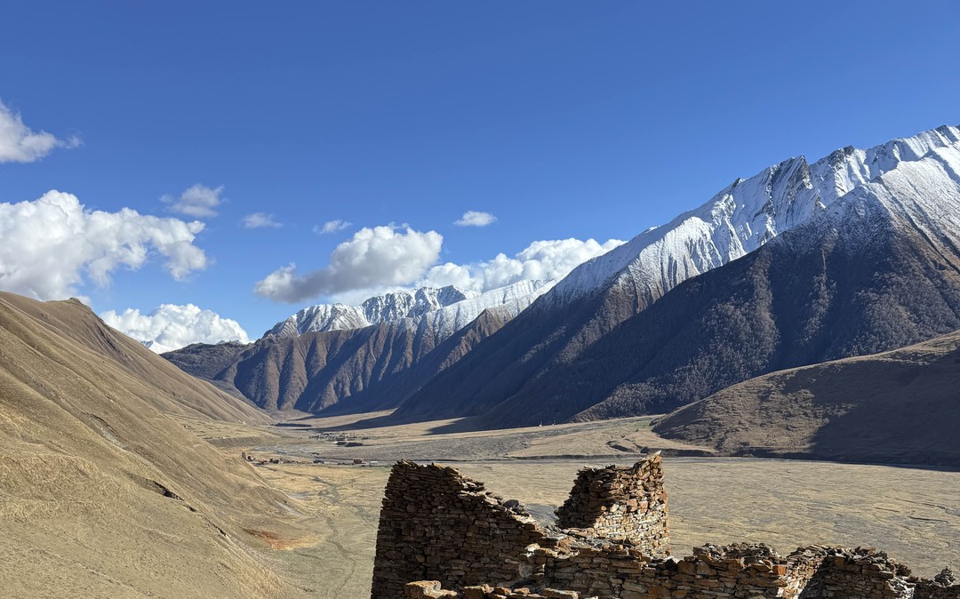 Были на экскурсии 30.10.2025. Хоть и было прохладно, но погода была ясная и солнечная. Дорога немного