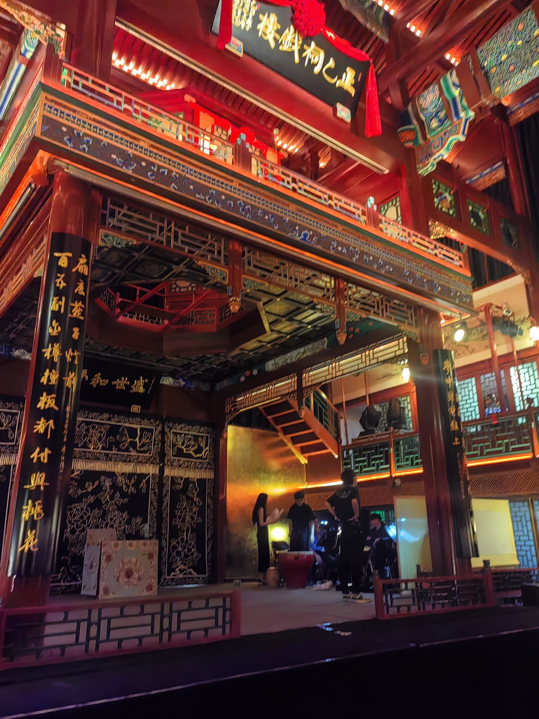 Я студент, изучаю китайский язык в Китае, сейчас у меня каникулы, и как раз хочу побольше