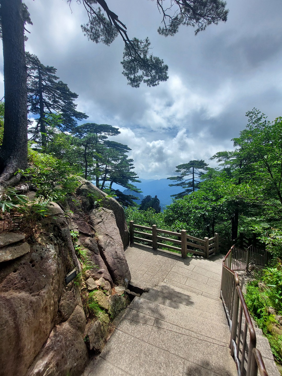 Действительно побывали в Поднебесной. Горы Хуаншань завораживают своей красотой и живописностью. Получили настоящее удовольствие и физ.