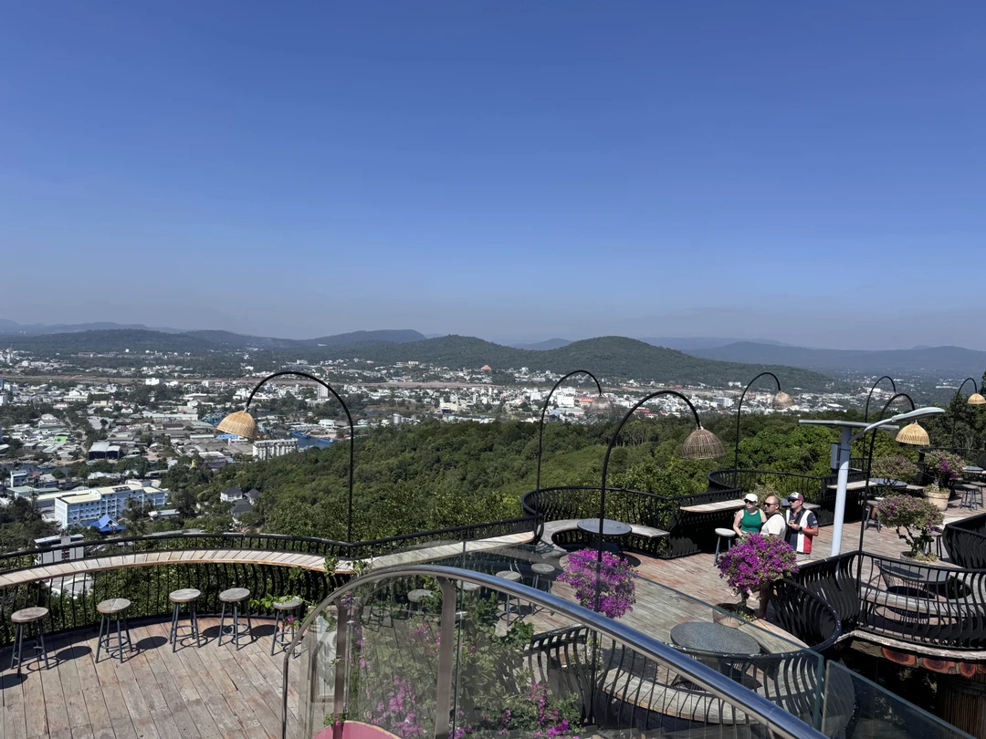 Недавно посчастливилось побывать на обзорной экскурсии по острову Фукуок с гидом Артуром — и это было поистине незабываемое путешествие!