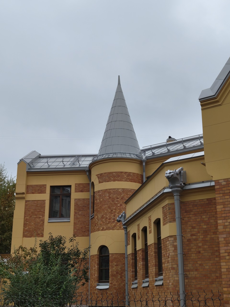 Отличная экскурсия чтобы ознакомиться с историей Патриарших, узнать много любопытных фактов и просто полюбоваться архитектурными красотами