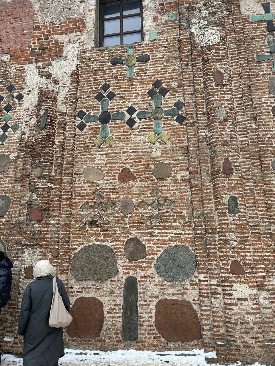 Абсолютно потрясающая экскурсия с гидом, который знает город вдоль и поперек. Причем знает его не только