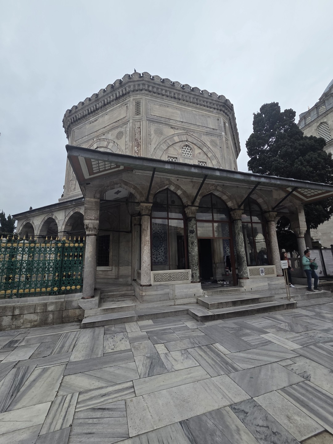 Мы ездили семьёй, все чётко, организатор всегда на связи, нас вовремя забрал гид, нигде не стояли,не