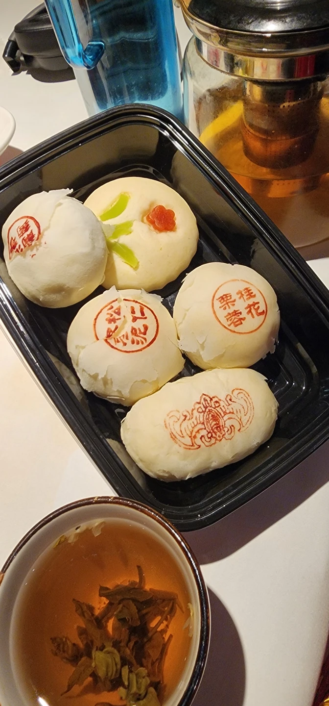 Отличный организатор, порекомендовала гостиницы. Купила нам билеты в цирк на лучшие места и организовала сопровождение. С