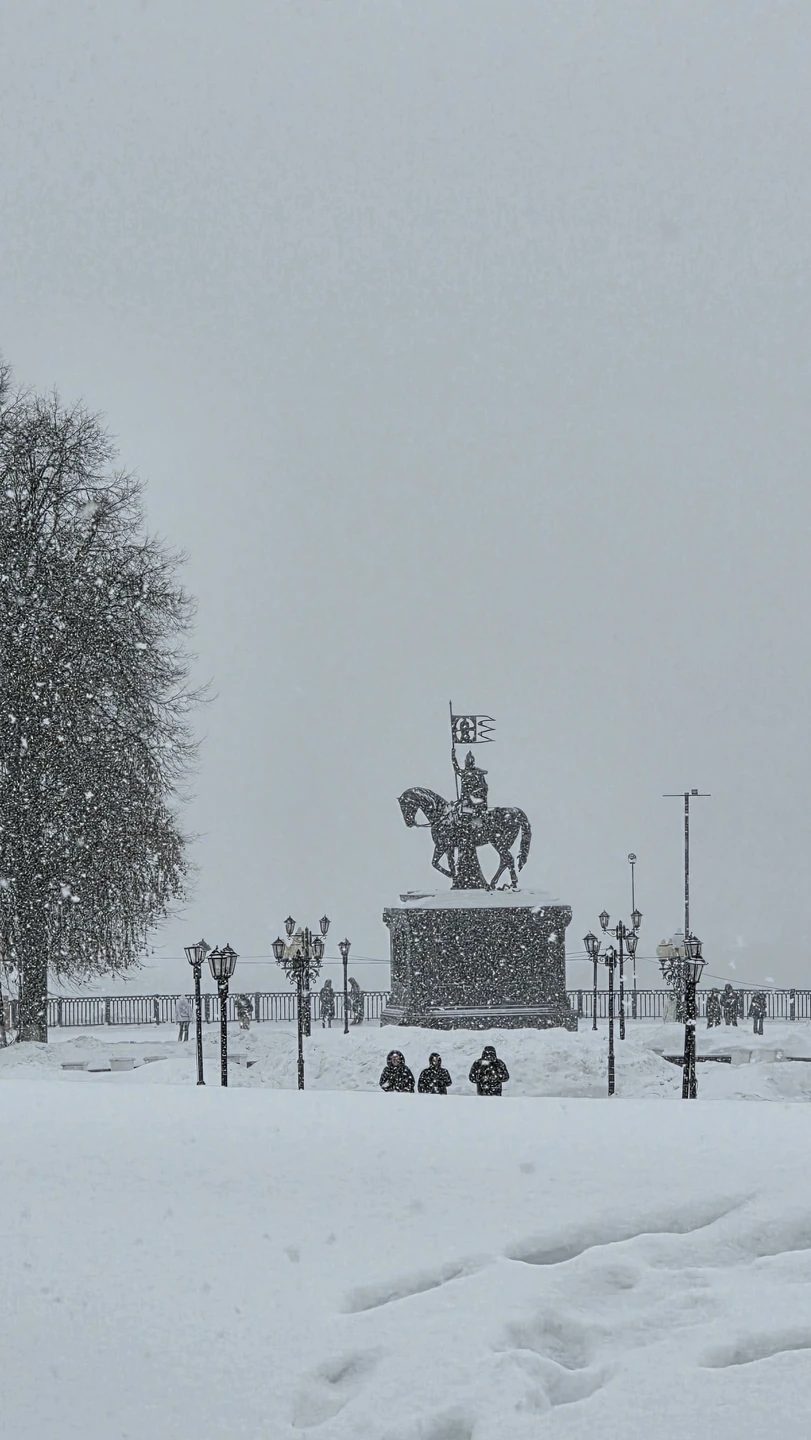 Нам очень повезло, что гидом у нас была Елена. Она грамотно продумала маршрут. На улице было