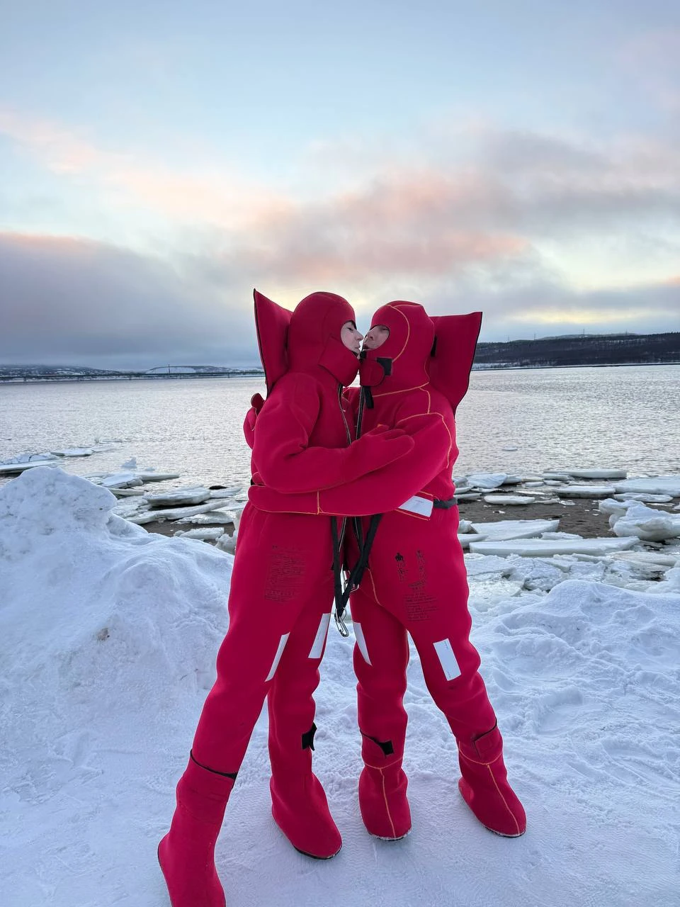 Это было что-то невероятное! Приехали с мужем в Мурманск, решили попробовать что-то необычное — айс-флоатинг. Эмоции