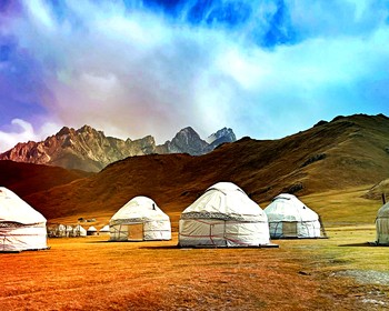 Ущелье Джеты-Огуз и скала Разбитое сердце