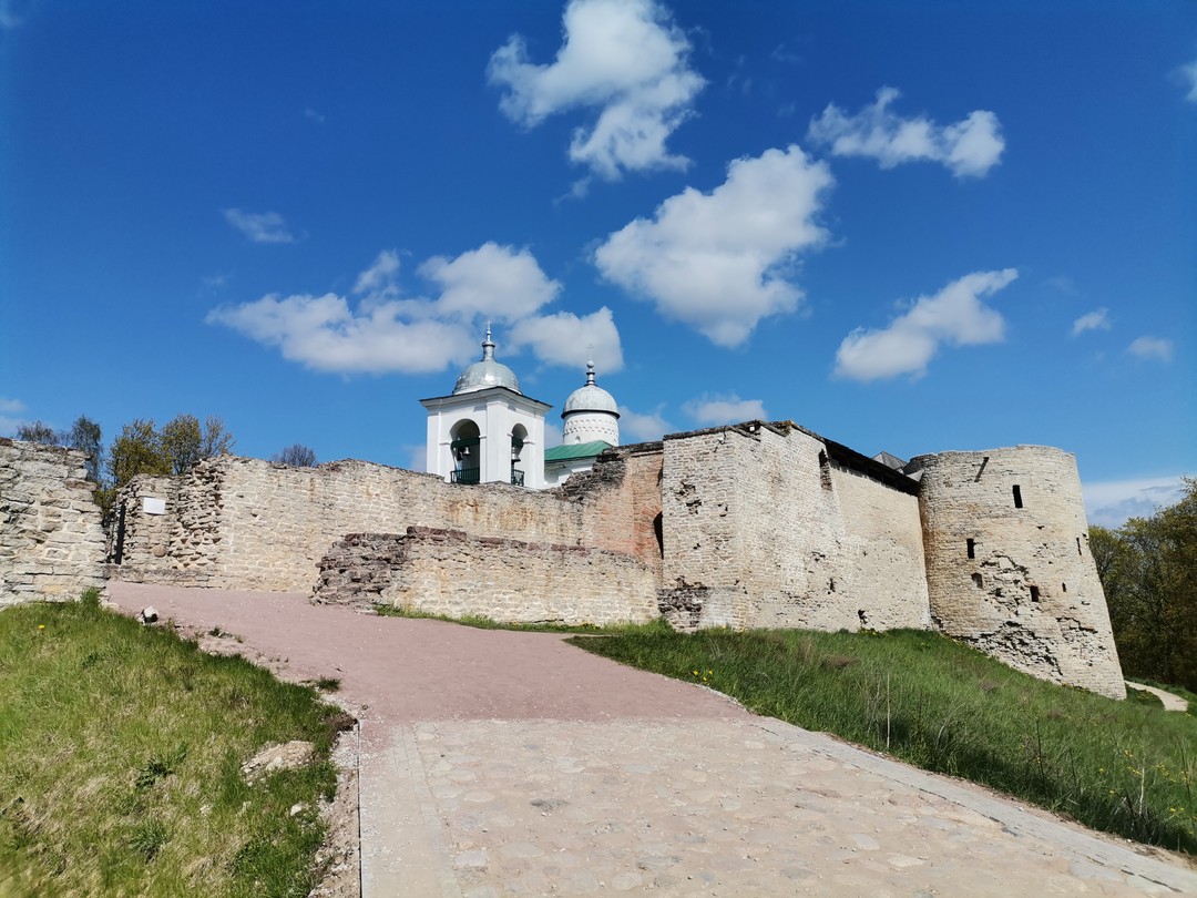 Огромная благодарность Данилу за великолепную прогулку по древнему Изборску, с богатейшей историей, прекрасными видами. Данил, Ваш