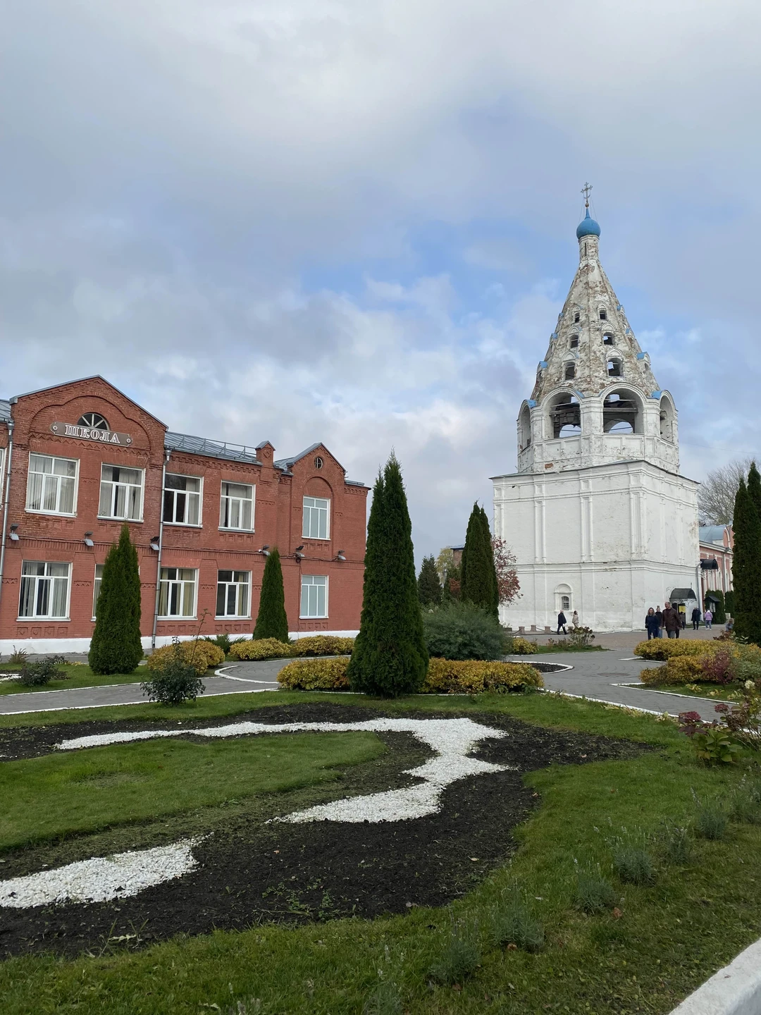 25.10 брали экскурсию по Кремлю у Татьяны. Очень понравилось. В легкой и интересной форме рассказала про историю города, 1,5ч пролетели незаметно!