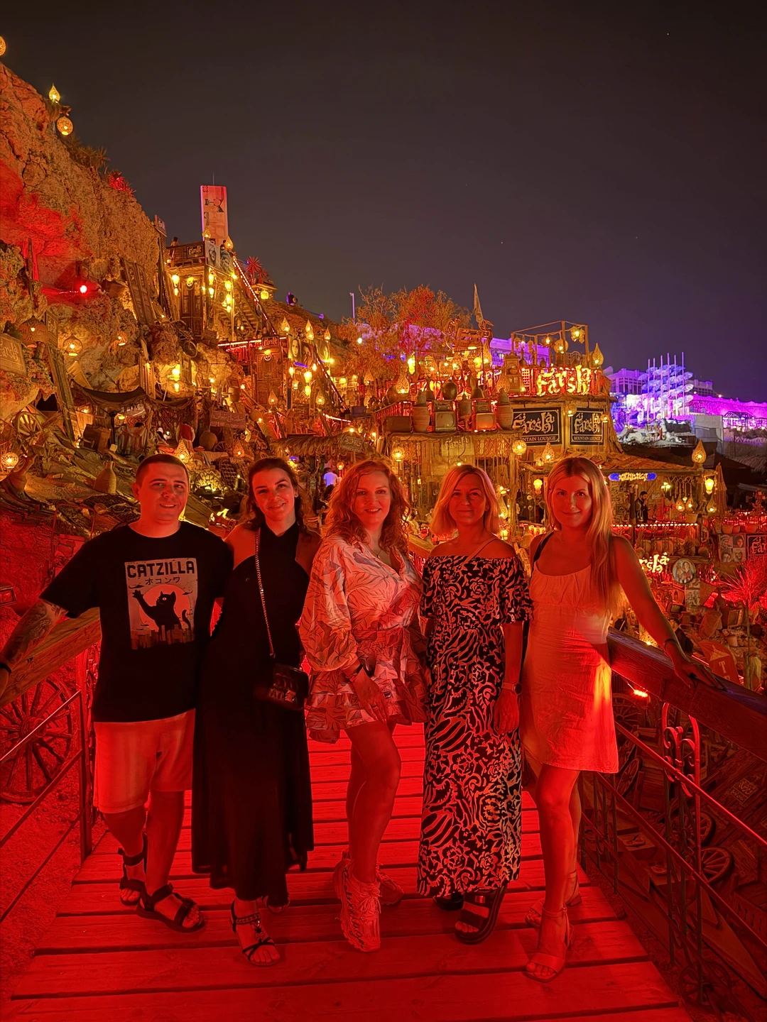 Спасибо за вечер, получили, что ожидали. Мы были компанией 5 человек. Очень удобно, что гид проводит