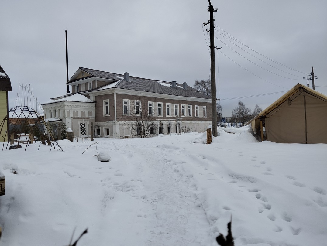 Возможность увидеть и не парадный Архангельск, погрузиться в местную жизнь, связанную рукавами Двины, островами и особым,