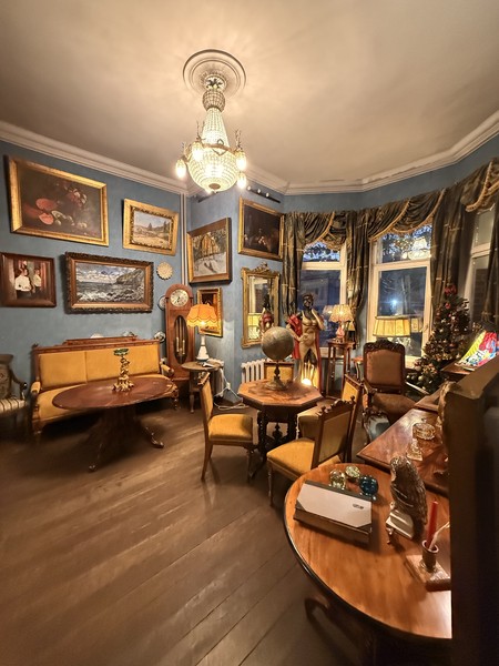 Незабываемое путешествие по разным эпохам, посетив только одну локацию. Соня - восхитительный гид. Было атмосферно и