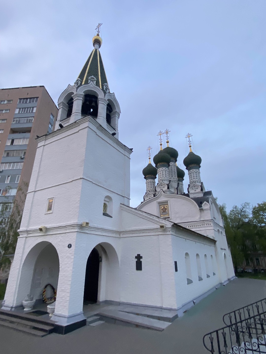 Экскурсовод Антон довольно интересно преподносит материал, единственное, было очень много личных историй и отступлений от темы