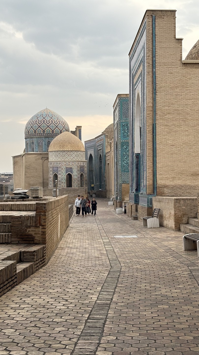 Моим экскурсоводом был Бахадыр, очень компетентный специалист! Он сумел увлекательно, интересно, не искажая исторических фактов, представить