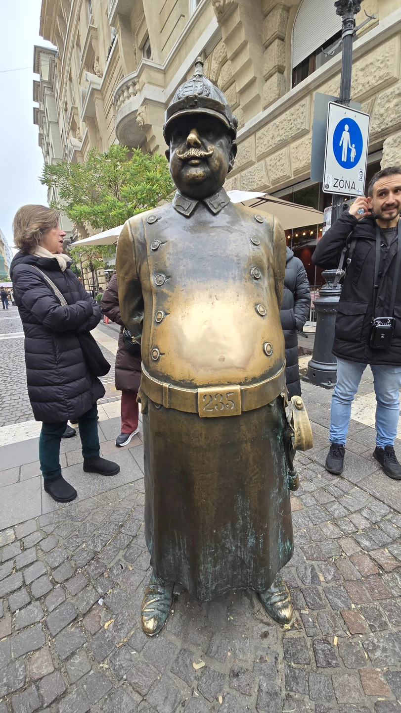 Неспешная и очень увлекательная трехчасовая прогулка по городу. Особенно хочу отметить гида Елену… человек с огромным