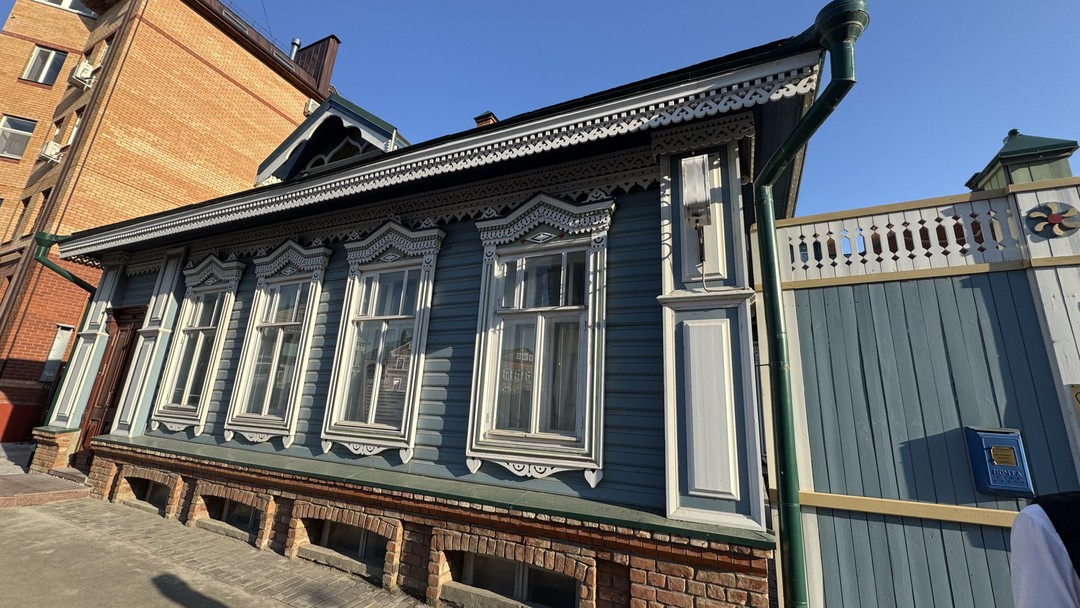 Нас сопровождал гид Динар. Интеллигентный, умный, образованный молодой человек! С легкостью погрузил нас в историю, в