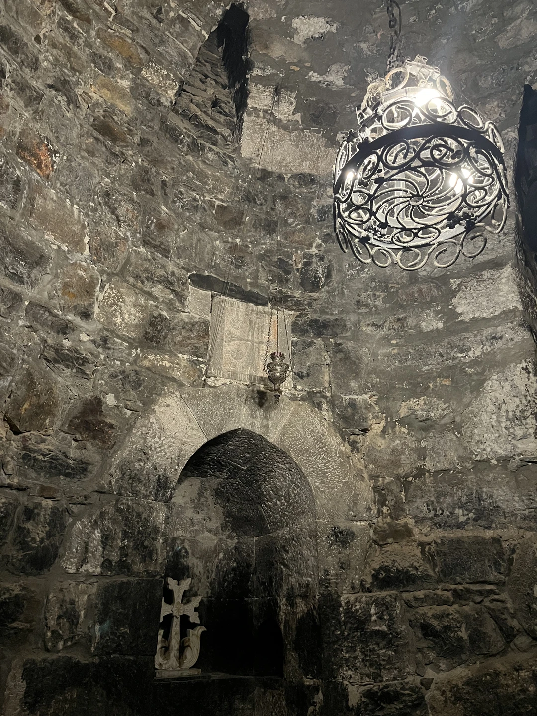 Нам очень повезло, что первое посещение Армении началось именно с этой экскурсии. Страна старинных намоленных храмов