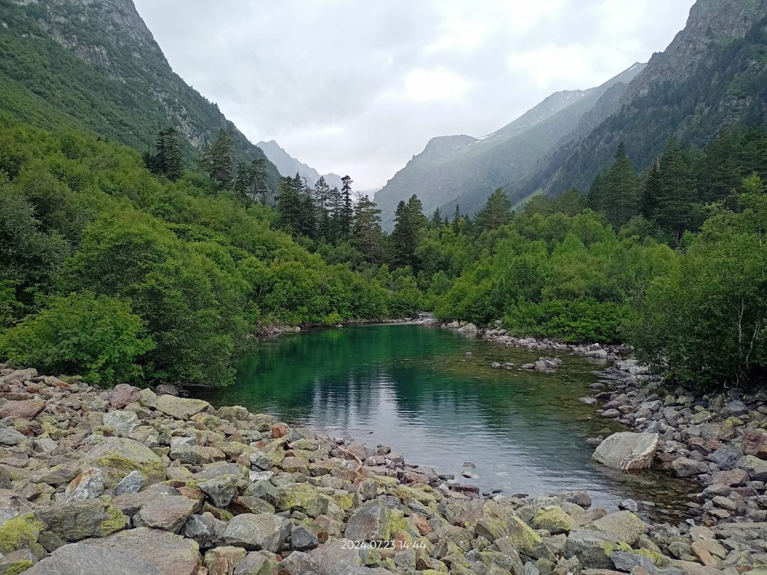 Экскурсия удалась. Максим интересный рассказчик, грамотно организовал последовательность передвижений и локаций (успели на канатку). Хоть путь