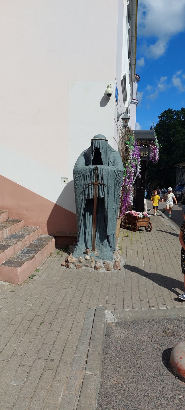 Очень позитивный гид Ирина. Информация полается доступно, с юмором и интересно. Отдельное спасибо за "Старого Каретника"