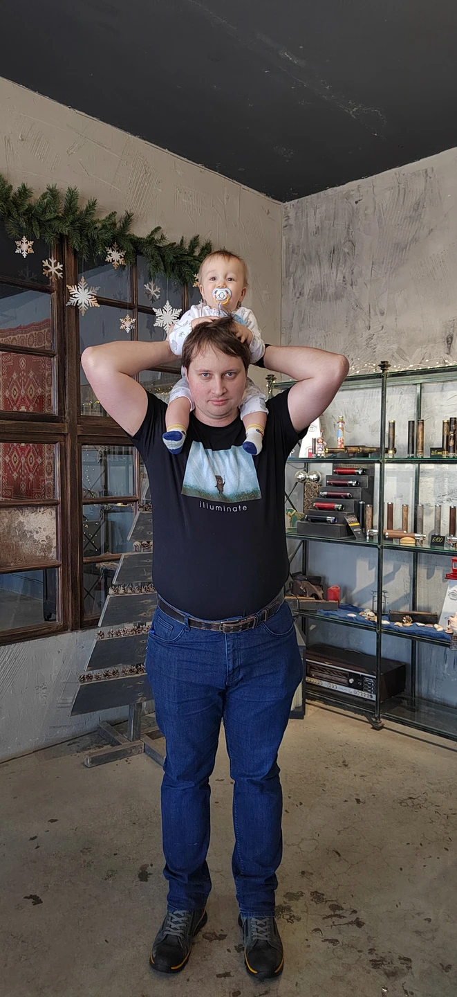 Как в детстве побывали! Узнали много нового, интересного. Попробовали смастерить сами калейдоскоп и у нас получилось!